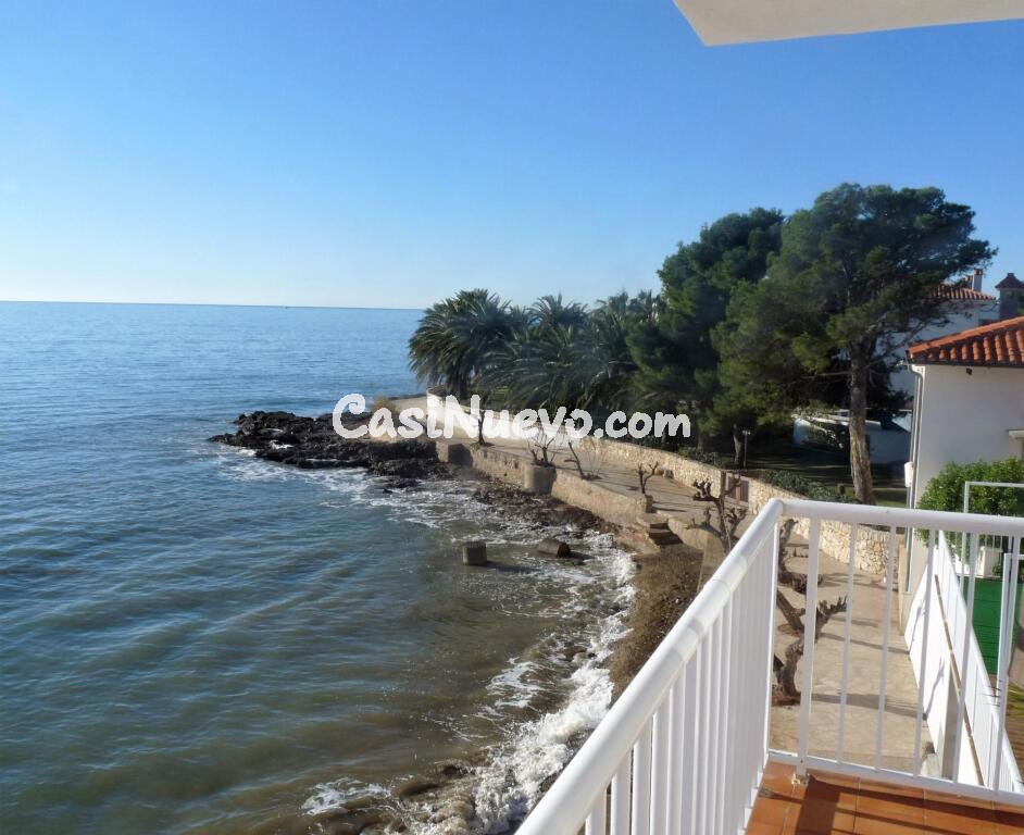 EXCLUSIVA VILLA A LA ORILLA DEL MAR! Oportunidad.