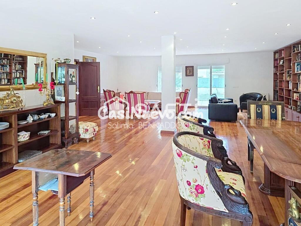 Estupendo chalet de 998 m2 de parcela y 620 m2 de vivienda.