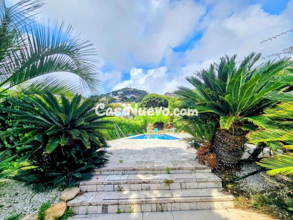 Chalet con licencia turstica, piscina y vistas nicas.