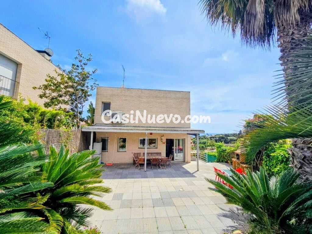Chalet con licencia turstica, piscina y vistas nicas.