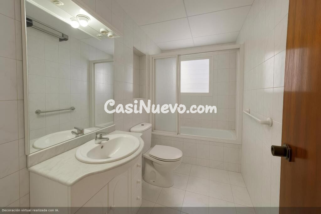 Amplio piso con 3 dobles, 2 baños, parking, ascensor y piscina—¡a 1 km del mar!