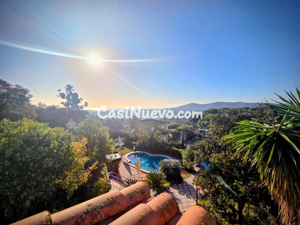 Casa con piscina, licencia turística y gran parcela edificable.