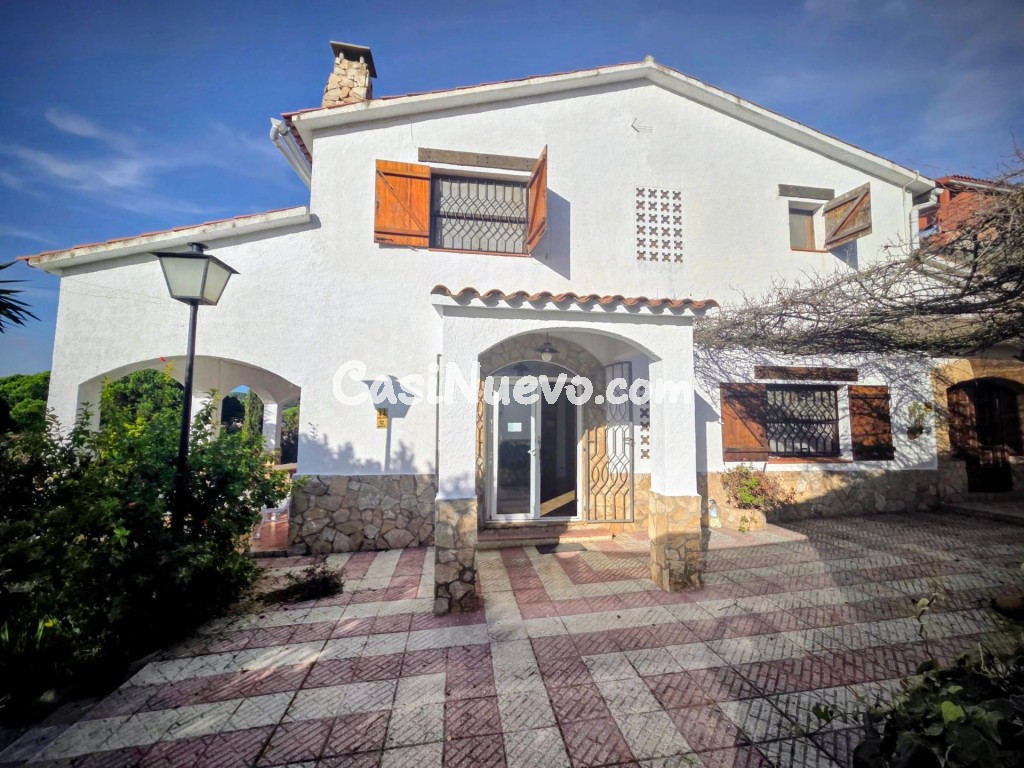 Casa con piscina, licencia turística y gran parcela edificable.