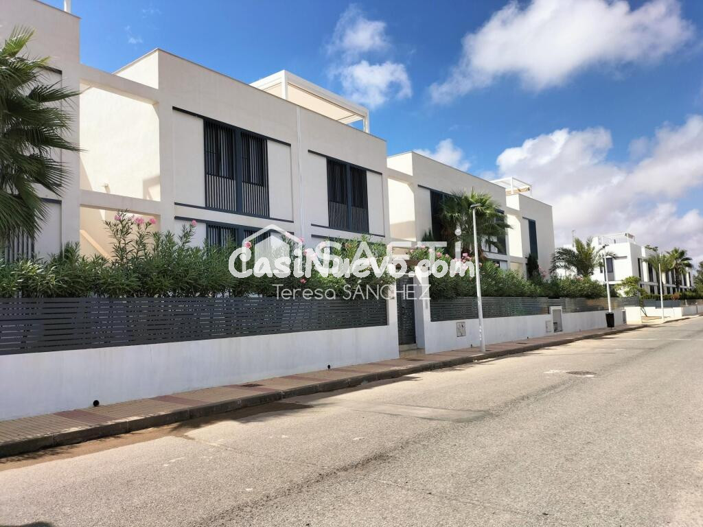 El lujo en el Mediterráneo: solárium, piscina y playa