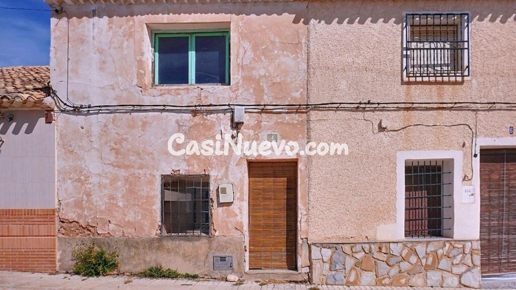 Oportunidad de reforma en Raspay (Yecla)  Casa con patio y terreno con cueva