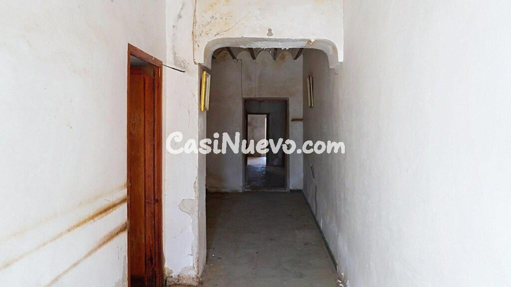 Oportunidad de reforma en Raspay (Yecla) – Casa con patio y terreno con cueva