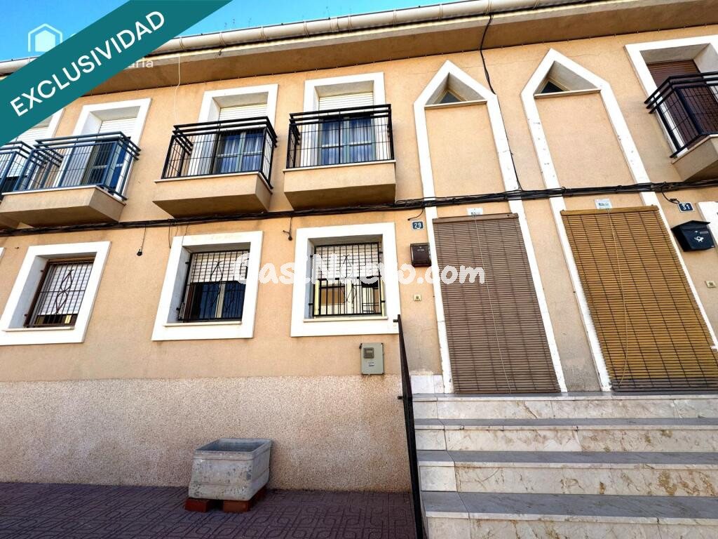 Una casa amplia con garaje, terraza, balcones y 4 habitaciones. Espacio, luz y comodidad en el corazón del pueblo.
