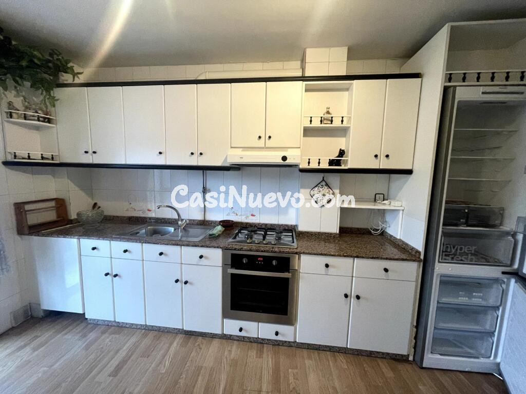 Casa y negocio en Toral de Merayo con garaje