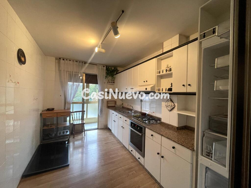 Casa y negocio en Toral de Merayo con garaje