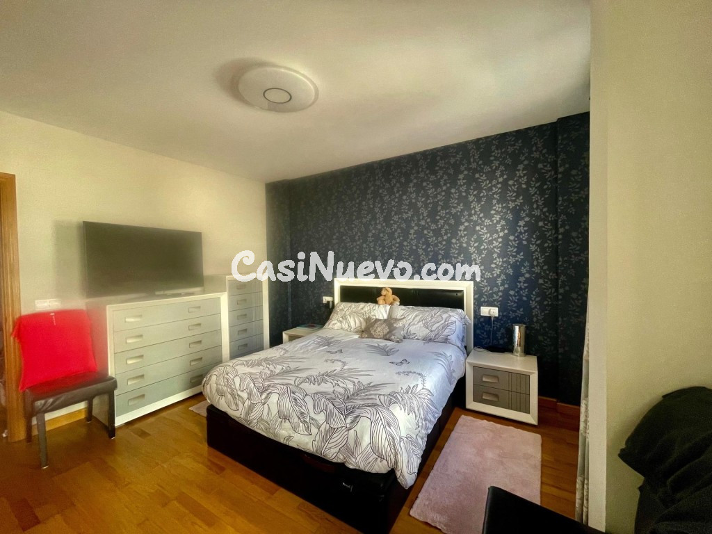 Chalet adosado en la Rosaleda con jardín privado , piscina comunitaria