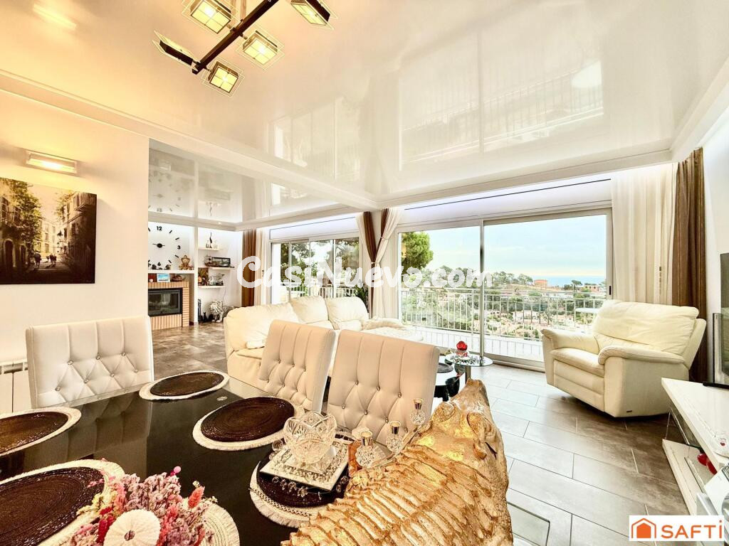 Chalet con vistas al mar y la piscina particular.