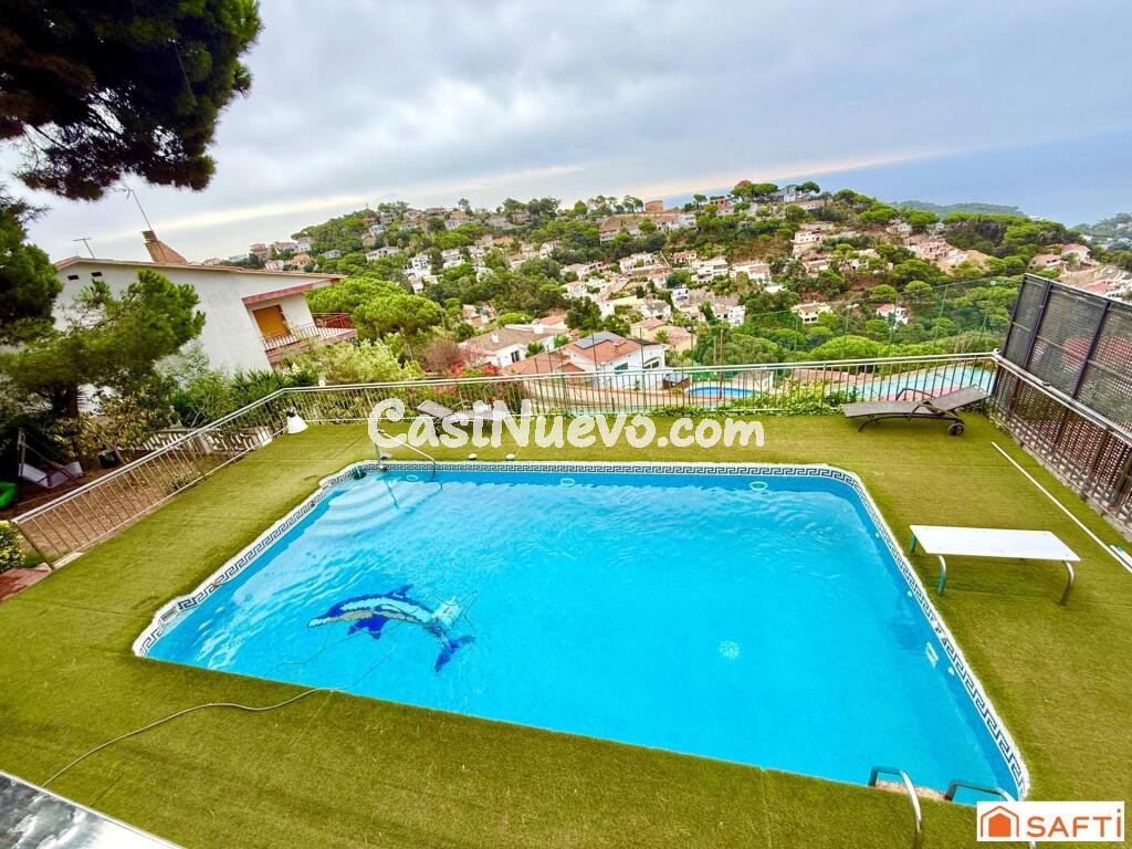 Chalet con vistas al mar y la piscina particular.