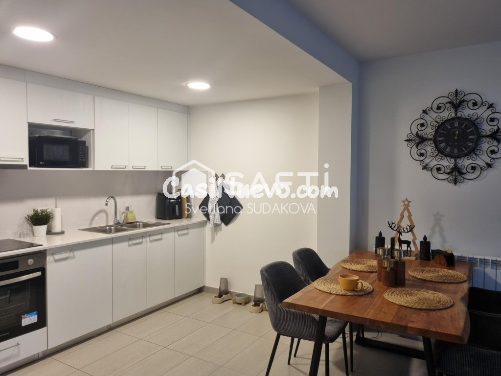 "Tu refugio en Olot: vistas, confort y modernidad."