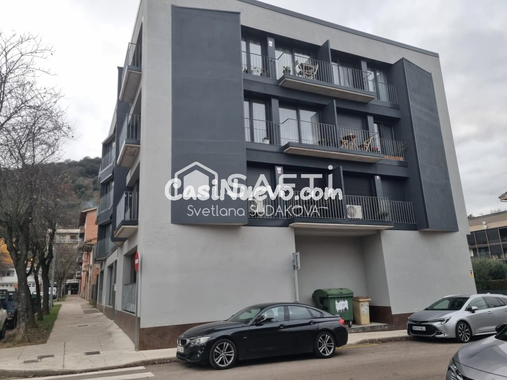 "Tu refugio en Olot: vistas, confort y modernidad."