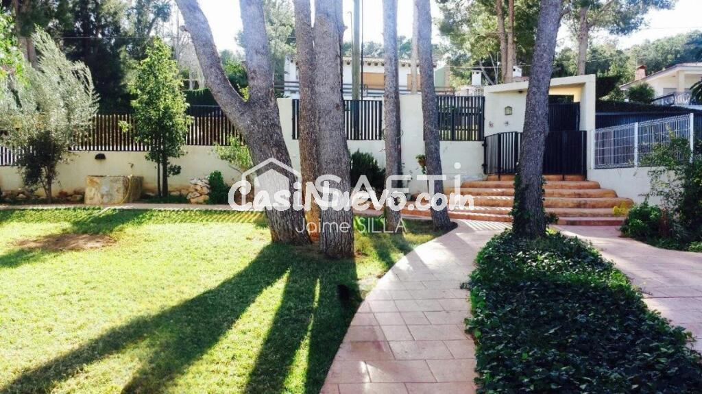 Chalet independiente de 475 m² en parcela de 1.400 m²