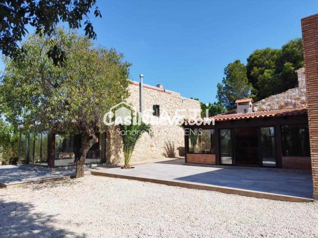 INCREIBLE FINCA DE PIEDRA A 10 MIN DE L'AMPOSTA