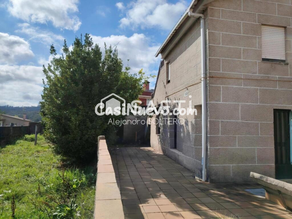 Casa de piedra en Valladares con jardn y garaje