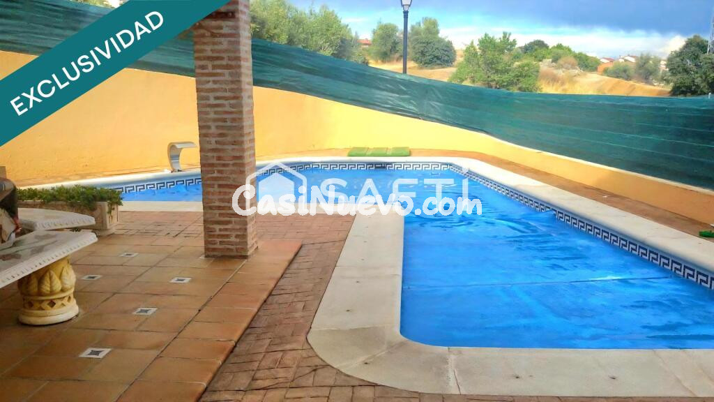 CHALET PAREADO EN ESQUINA CON PISCINA Y AMPLIA PARCELA