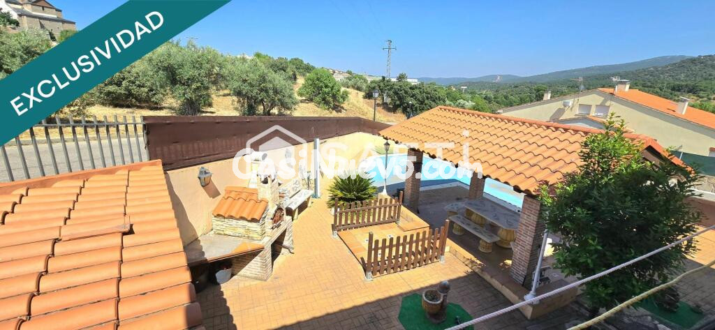 CHALET PAREADO EN ESQUINA CON PISCINA Y AMPLIA PARCELA