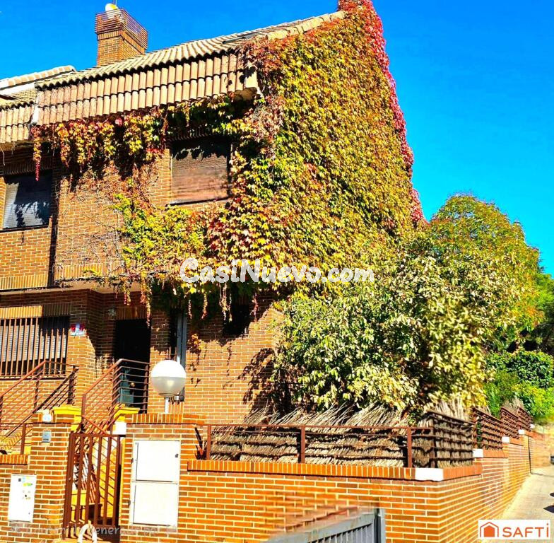 Chalet pareado en esquina: Elegancia y amplitud a escasos metros del Burgocentro.