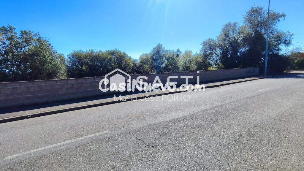 Construye tu futuro a solo 15 minutos de León. Parcela urbana en Pobladura de Bernesga con todos los servicios, lista para tu chalet soñado o una inversión segura. Espacio, tranquilidad y conexión: todo en un solo lugar.