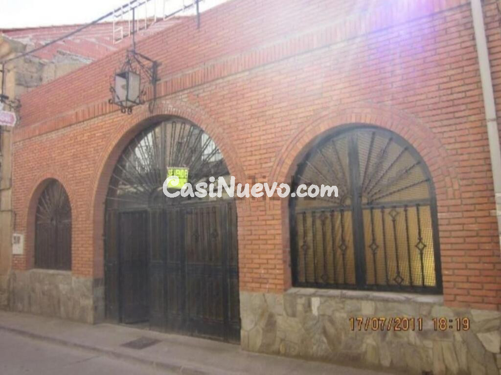 Solar con bodegas y patio para vivienda o negocio