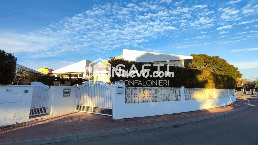 MAGNIFICO CHALET EN ALCANAR PLAYA DE 400m2, (NEGOCIABLE CON OFERTAS RAZONABLES)