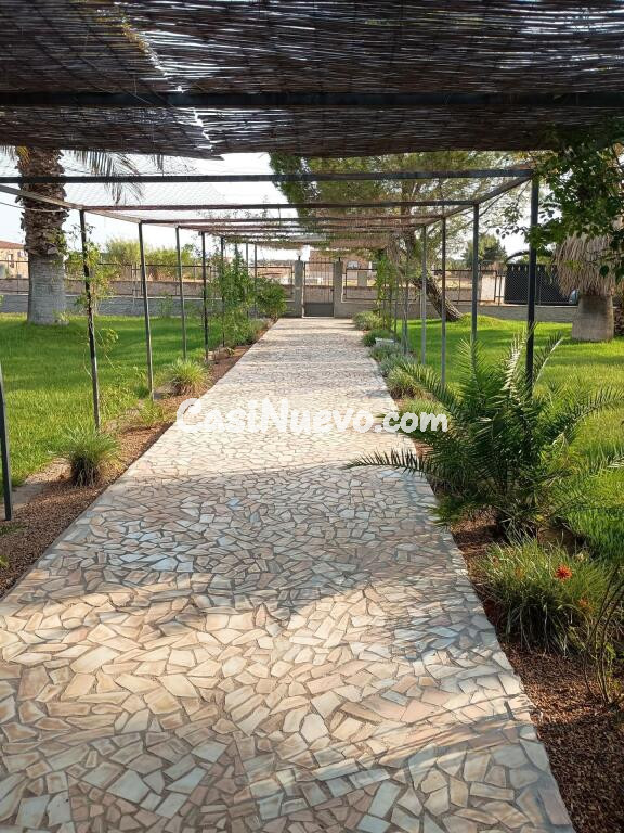 Parcela 5.000 metros. Casa, piscina, cerca de Badajoz