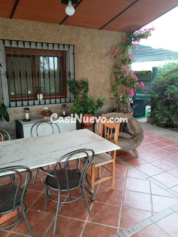 Parcela 5.000 metros. Casa, piscina, cerca de Badajoz