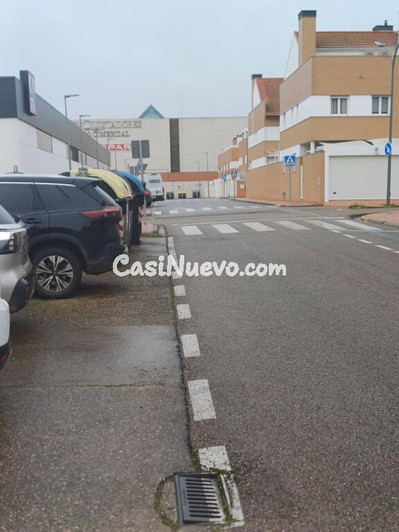 Local comercial en urbanización Guadiana. Badajoz.