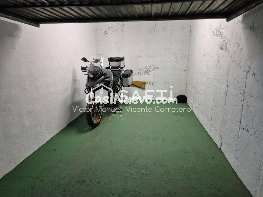 Plaza de garaje cerrada y con toma de electricidad