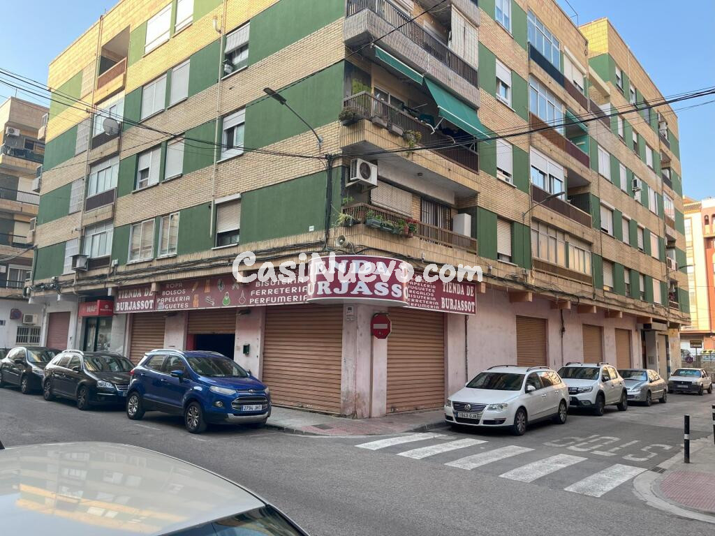 Magnfico Local Esquinero en Calle Lauri Volpi