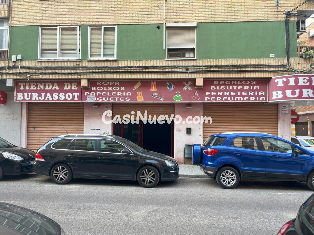 Magnífico Local Esquinero en Calle Lauri Volpi