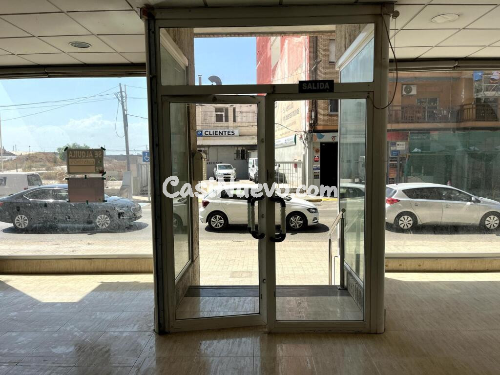 Magnífico local comercial con amplia fachada escaparate en Tavernes Blanques – Valencia