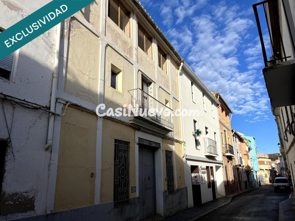 Encantadora casa de pueblo con gran patio y múltiples posibilidades en Bugarra (Valencia)