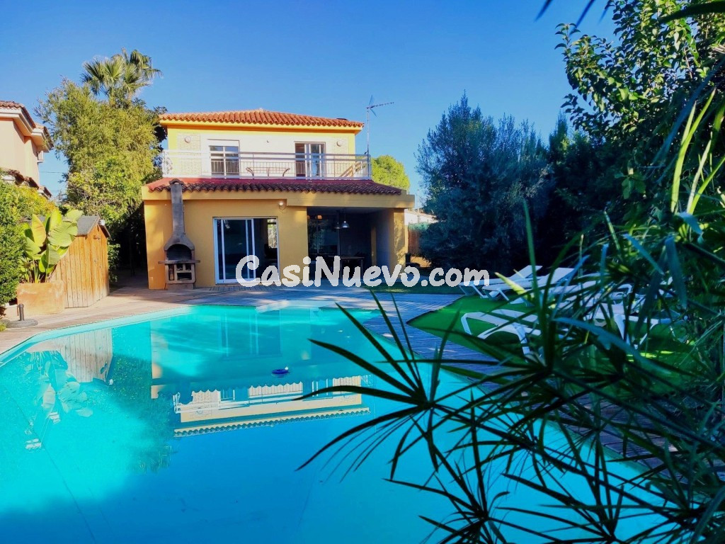 VILLA CON PISCINA Y JARDÍN A 20 MIN DE VALENCIA.
