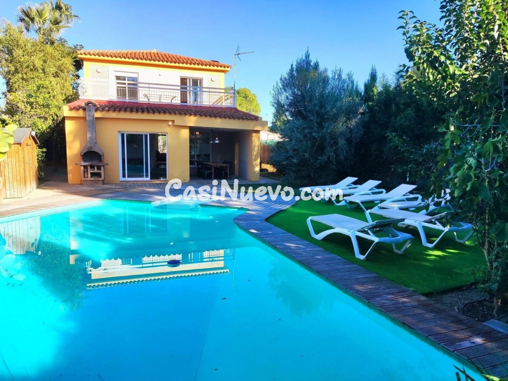 VILLA CON PISCINA Y JARDÍN A 20 MIN DE VALENCIA.