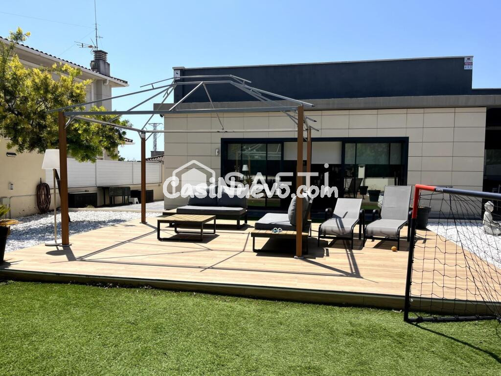 Villa de Lujo Contemporánea con Piscina y Vistas al Mar