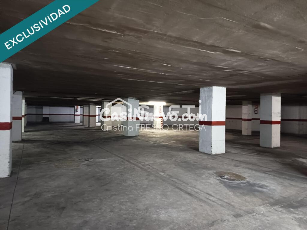 Amplia plaza de aparcamiento céntrica,cerrada y vigilada.