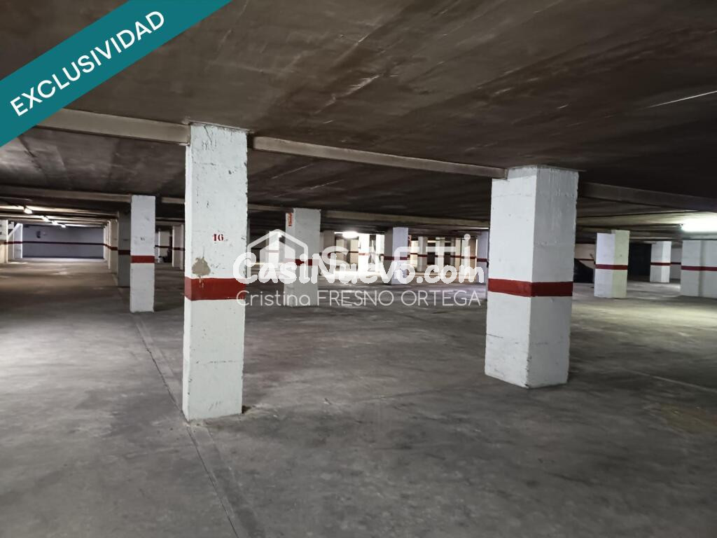 Amplia plaza de aparcamiento céntrica,cerrada y vigilada.