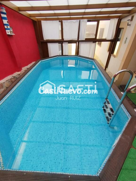Casa con patio y piscina cubierta: ¡Vive o invierte en tu futuro!