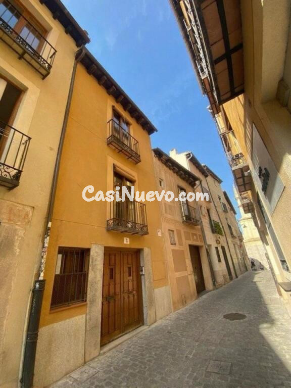 ESPECTACULAR EDIFICIO TOTALMENTE REFORMADO EN EL CENTRO DE SEGOVIA.