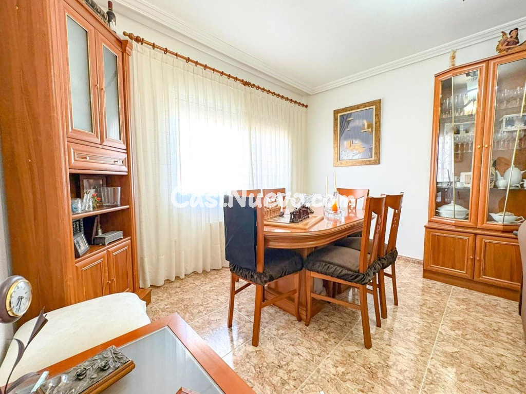 Amplio dúplex con patio, garaje y todas las comodidades.