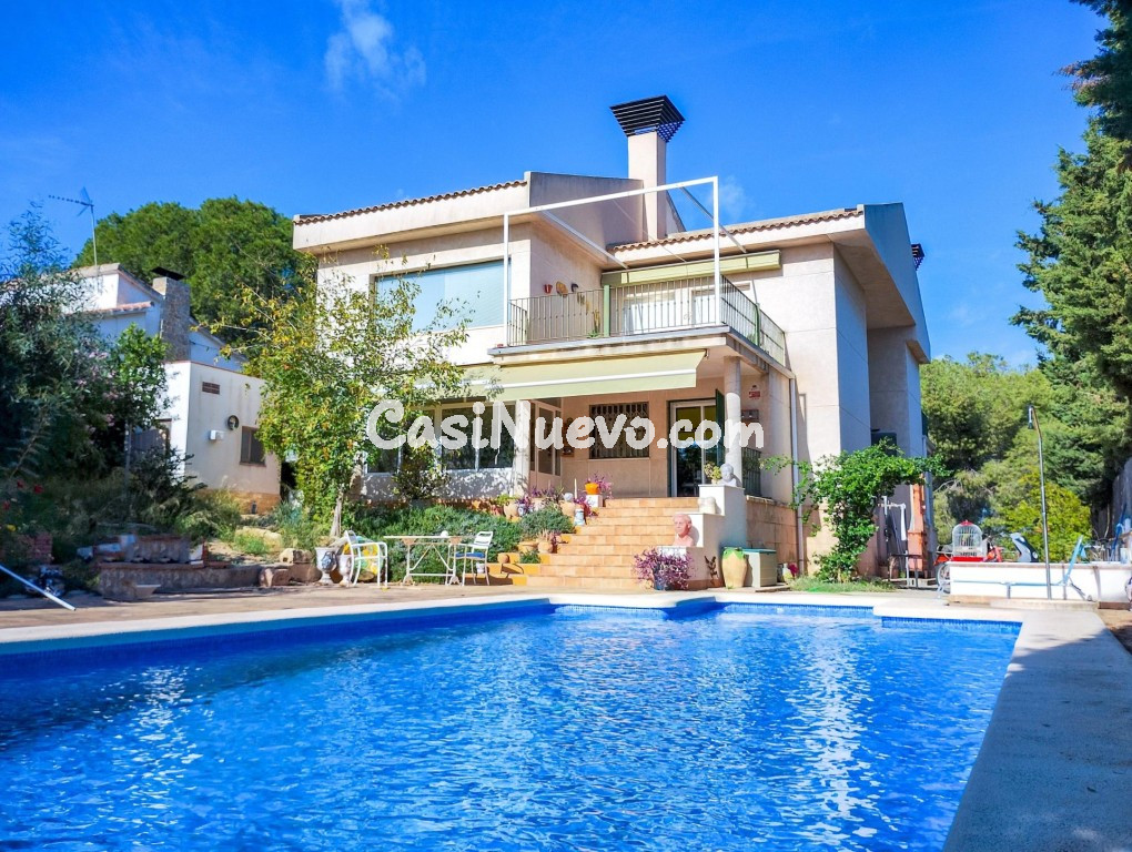 Chalet exclusivo con piscina, jardn y espectaculares vistas muy cerca de Murcia.