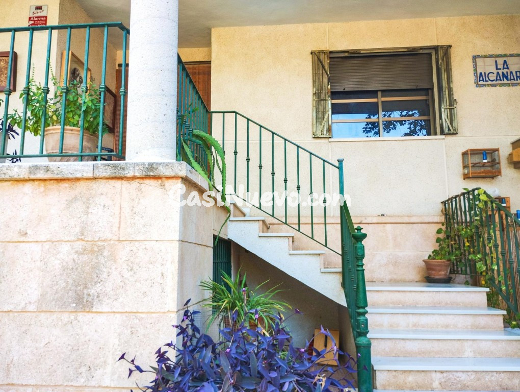 Chalet exclusivo con piscina, jardn y espectaculares vistas muy cerca de Murcia.