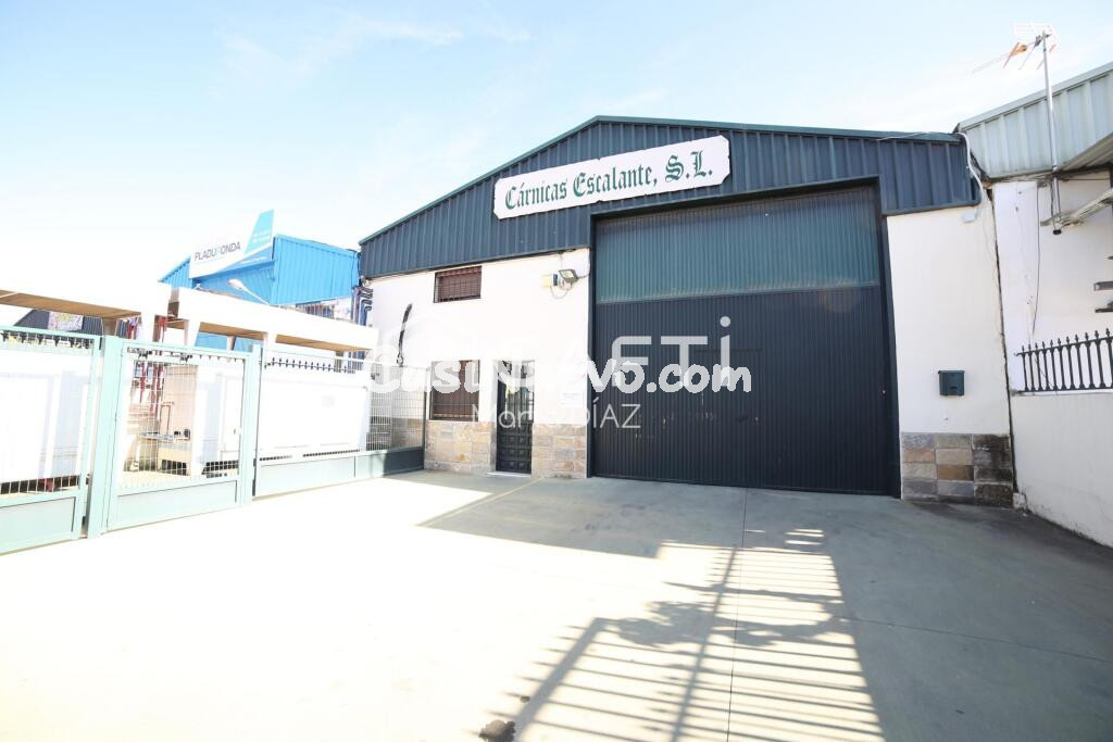 Nave industrial cárnica, equipada y versátil en el corazón empresarial de Ronda.