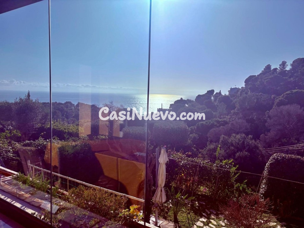 Exclusiva residencia con vistas al mar en urbanización privada