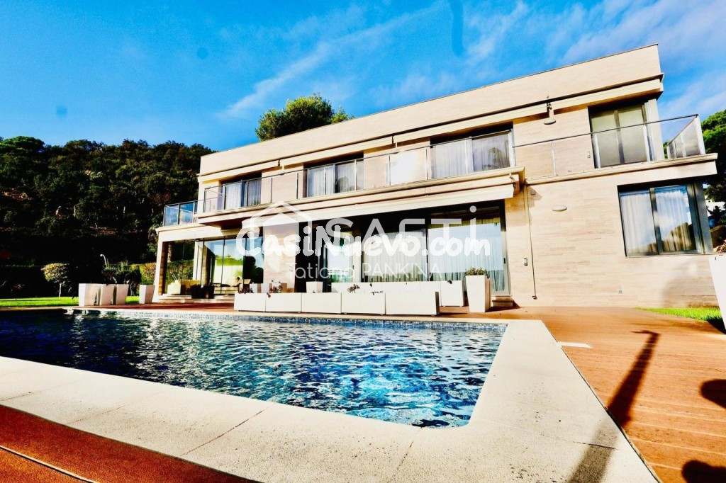 Elegante casa de lujo con vistas al mar en urbanización privada.