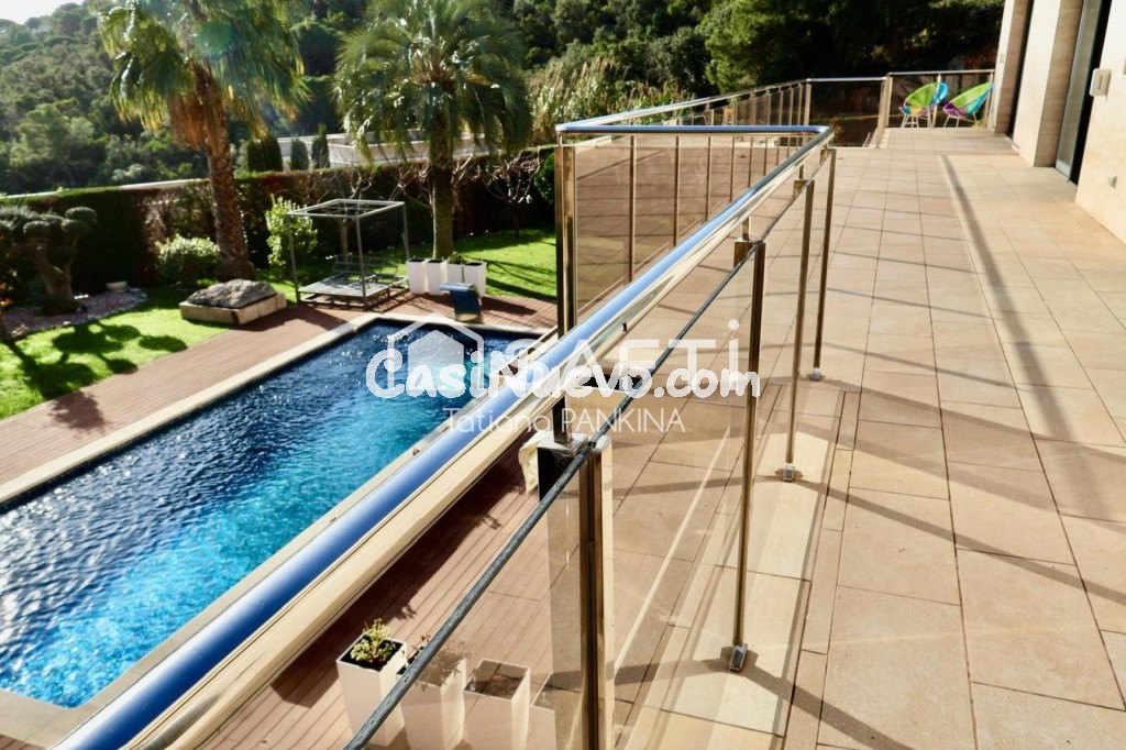 Elegante casa de lujo con vistas al mar en urbanización privada.