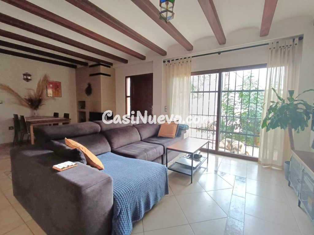 Villa reformada con piscina y parcela en Gandia